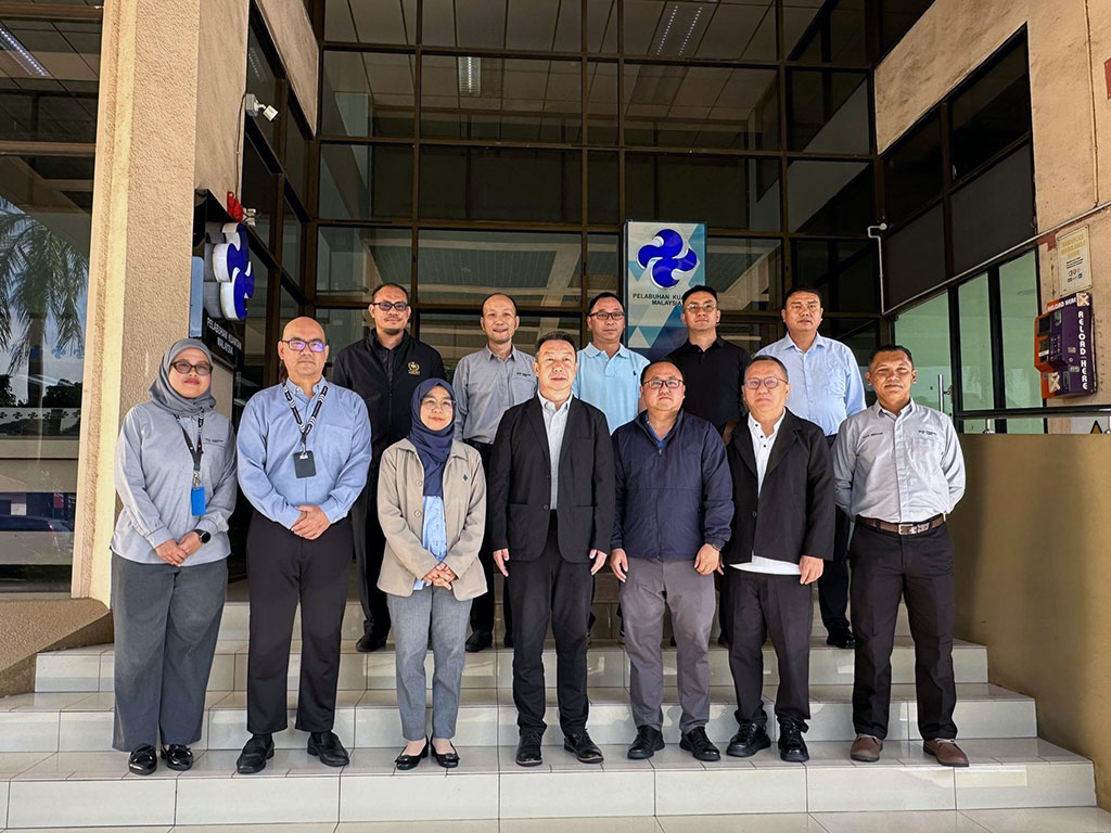 11 Disember 2025: Lembaga Pelabuhan Kuantan (LPKtn) Berbesar Hati Menerima Kunjungan Hormat Daripada Delegasi Jabatan Pengangkutan Wilayah Yunnan 1 lpktn 2025 01197