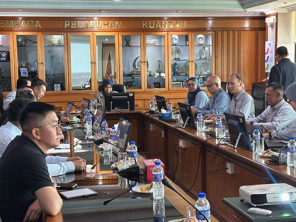 11 Disember 2025: Lembaga Pelabuhan Kuantan (LPKtn) Berbesar Hati Menerima Kunjungan Hormat Daripada Delegasi Jabatan Pengangkutan Wilayah Yunnan 2 lpktn 2025 01198