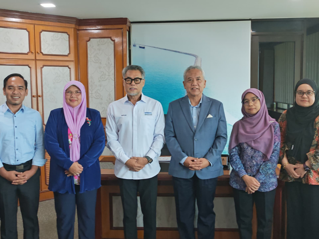 13 Ogos 2026 : Kunjungan Hormat Pengerusi dan Ketua Pengarah Institut Maritim Malaysia (MIMA) 1 8