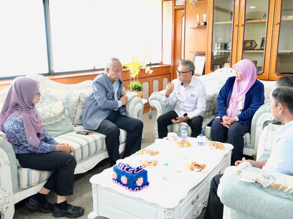 13 Ogos 2026 : Kunjungan Hormat Pengerusi dan Ketua Pengarah Institut Maritim Malaysia (MIMA) 2 9